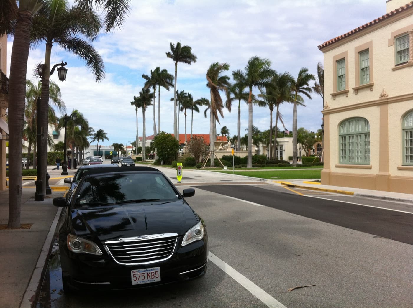 Street and traffic in Palm Beach, Florida